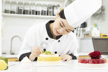 女性烘焙师制作水果蛋糕高清图片