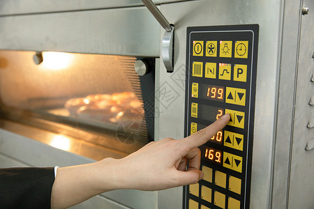 烘焙师使用烤箱烘烤面包特写背景