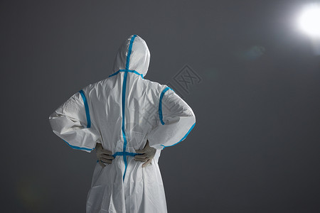 穿着防护服的医护人员腰背酸痛背影背景图片