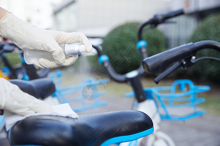 自行车喷洒酒精消毒防护特写图片