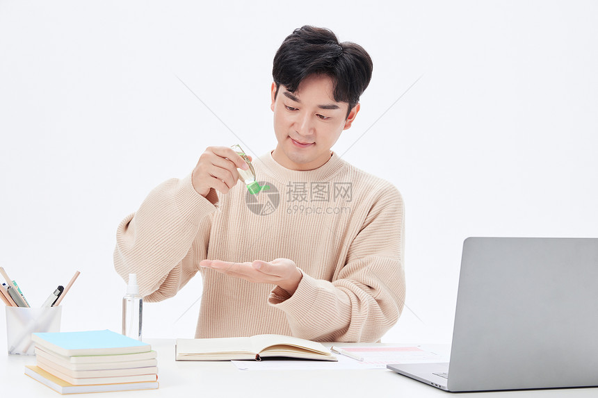 大学生课间使用酒精清洁手部图片