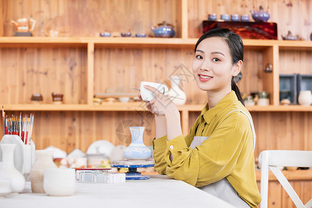 匠心好茶美女匠人展示陶艺品背景