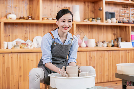 美女匠人制作陶艺品图片