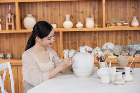 美女陶艺匠人绘制陶艺品高清图片