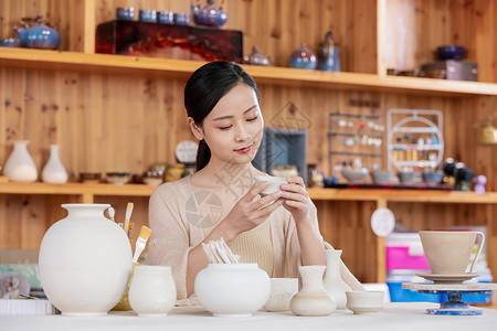 匠心好茶美女陶艺匠人检验陶艺品背景