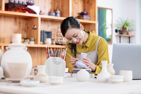 美女工匠绘制陶艺瓶图片