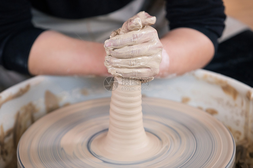 男性手工制作陶艺特写图片