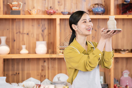 美女展示陶艺制品高清图片