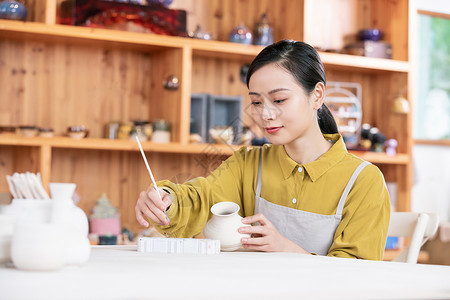 美女手工制作陶艺彩绘背景