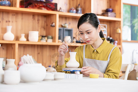 美女手工制作陶艺彩绘背景