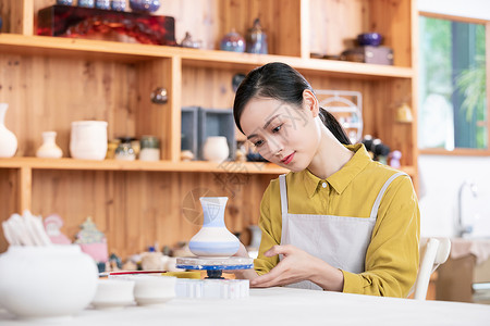 美女匠人陶艺彩绘图片