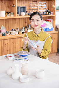 正在拉坯做陶艺的人美女匠人陶艺彩绘背景