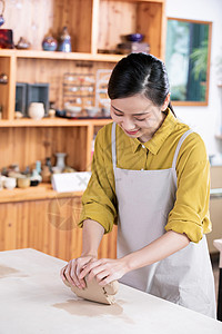 女性手工揉捏陶泥背景图片