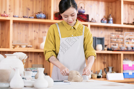 女性手工揉捏陶泥图片