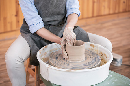 正在拉坯做陶艺的人匠人手工制作陶艺特写背景