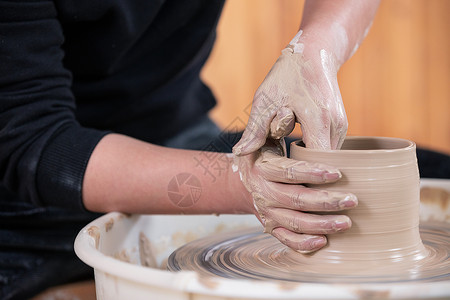 男性匠人手工制作陶艺制品特写背景图片