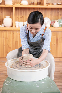 女性手工捏制陶艺高清图片