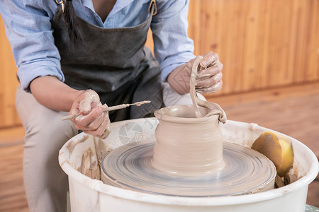 男性匠人手工制作陶艺制品特写图片