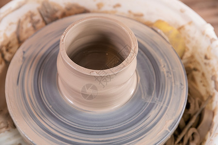 陶艺拉坯机上的陶艺制品高清图片