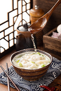 勺子舀起饺子汤背景图片