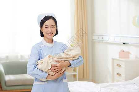 抱着花束的护士高档月子中心护工抱着婴儿形象背景