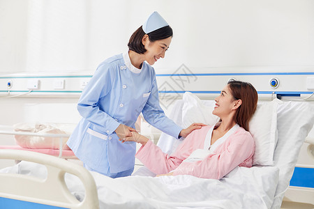高档月子中心护工咨询产妇身体状况高清图片