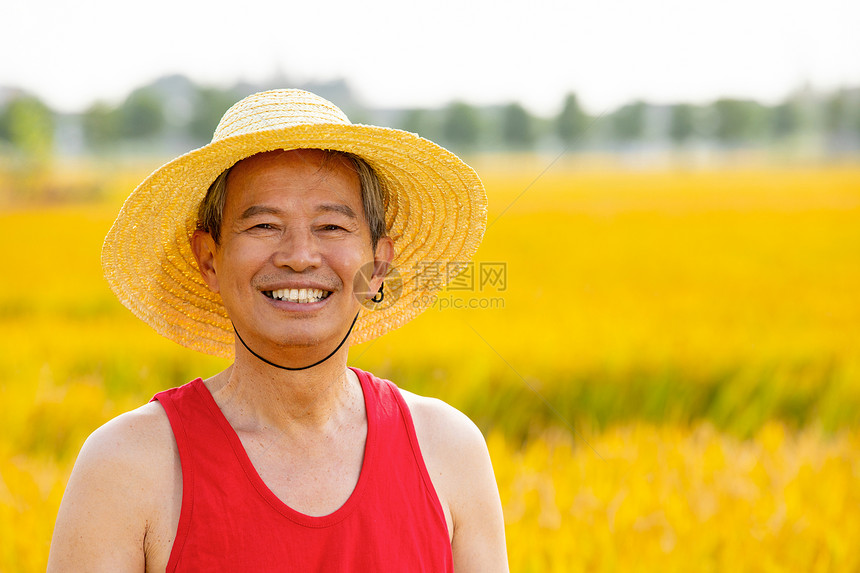 开心微笑的农民形象图片