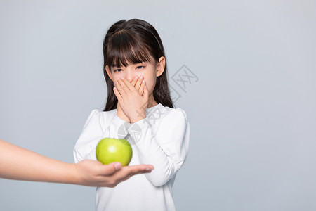 饮食不良小女孩挑食不想吃水果背景