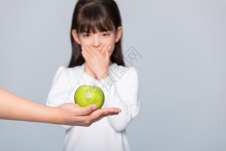 儿童喜欢的食品小女孩挑食不喜欢吃水果背景