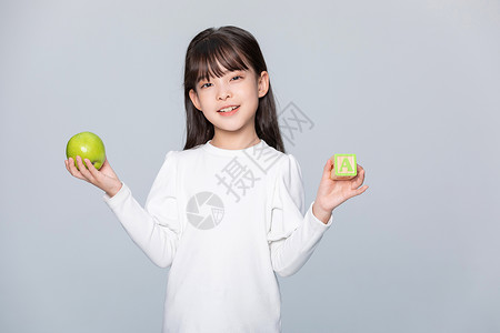 字母水果素材展示水果和字母的小女孩背景