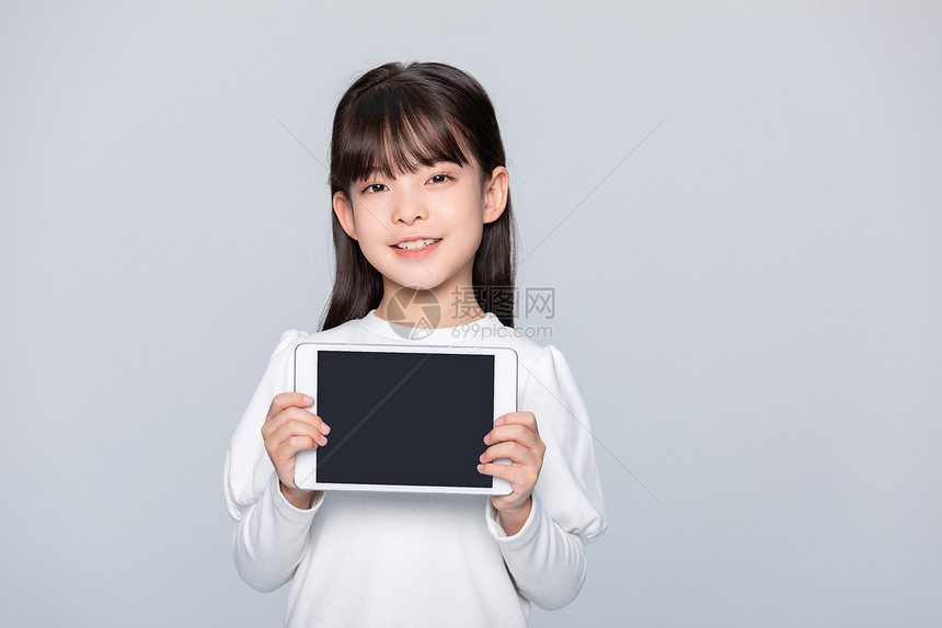 小女孩开心拿着平板电脑图片