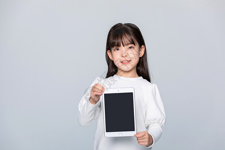小女孩拿着平板电脑背景图片
