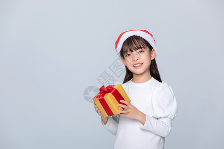 儿童礼品素材小女孩手里拿着圣诞礼物背景