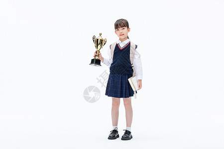 背书包的小女孩手里拿着奖杯图片