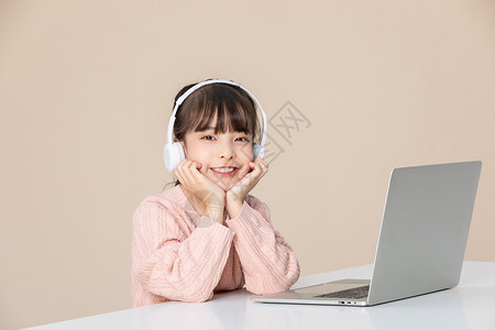 小女孩使用电脑线上学习听课图片