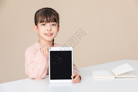 黑板底图女孩在课桌上手拿着平板电脑背景