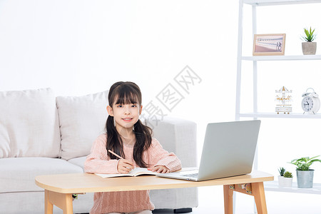 认真听讲女生小女孩使用电脑线上学习听课背景