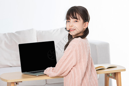 小女孩使用电脑线上学习听课高清图片