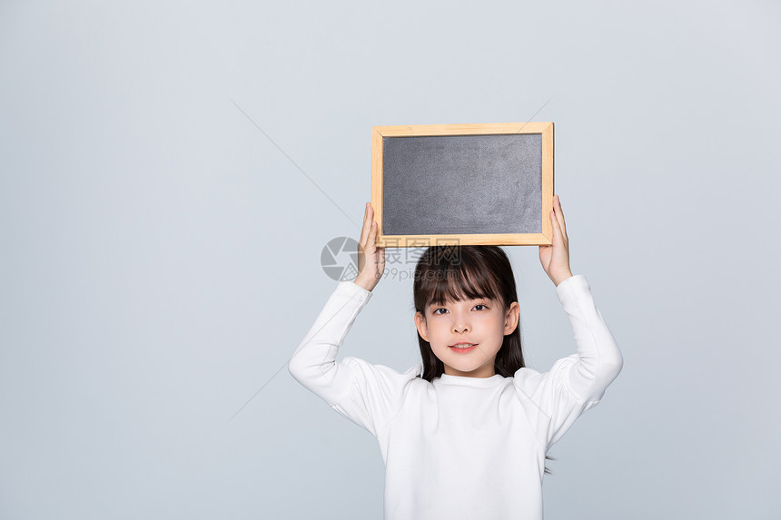 小女孩拿着小黑板图片