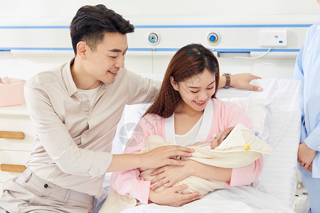 医院产房新生儿父母和宝宝温馨互动图片