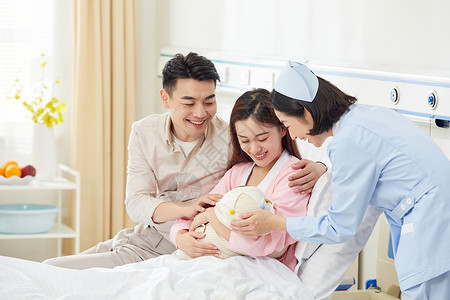 月子中心护工和新生儿父母交流高清图片