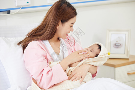 粉色婴儿车月子中心宝妈和宝宝温馨互动背景