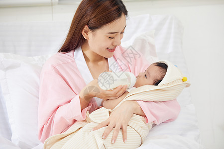 月子中心年轻宝妈给新生儿婴儿宝宝喂奶图片