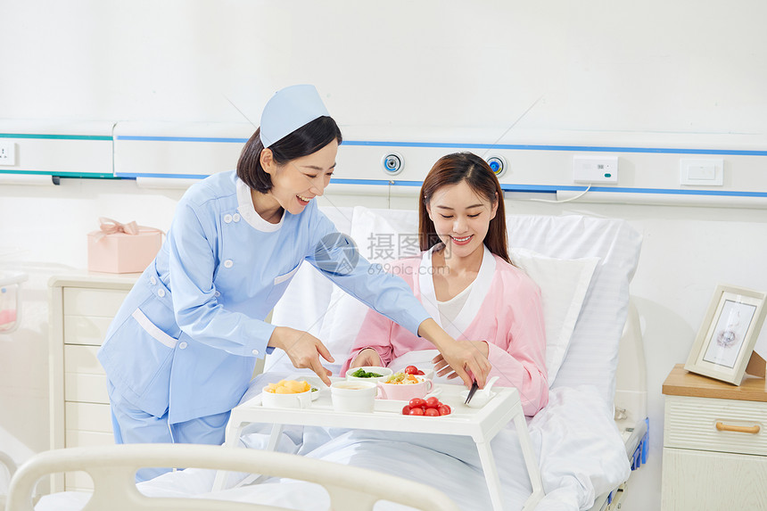 高档月子中心护工给产妇准备月子餐图片