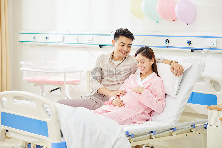 医院产房准爸爸感受宝宝胎动图片