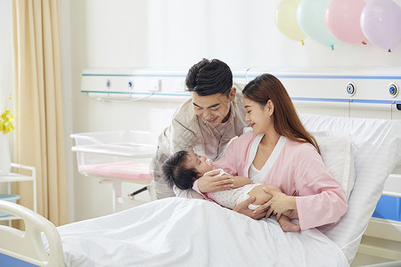 医院产房新生儿父母和宝宝温馨互动高清图片