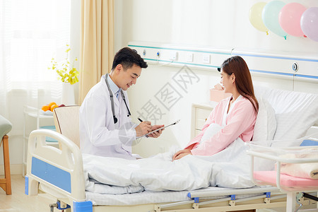 产房门口医院妇产科医生问询孕妇身体状况背景