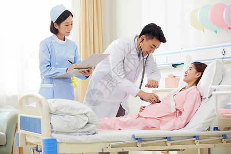 妇产科护理医院妇产科男医生给孕妇做身体检查背景