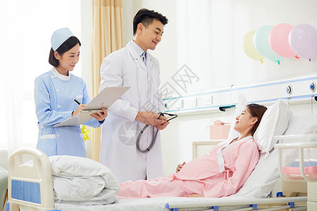 妇产科护理医院妇产科男医生给孕妇做身体检查背景