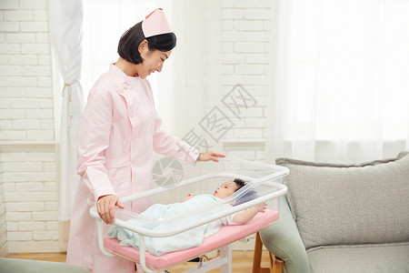 推婴儿车的妈妈高档月子中心护工照顾婴儿背景